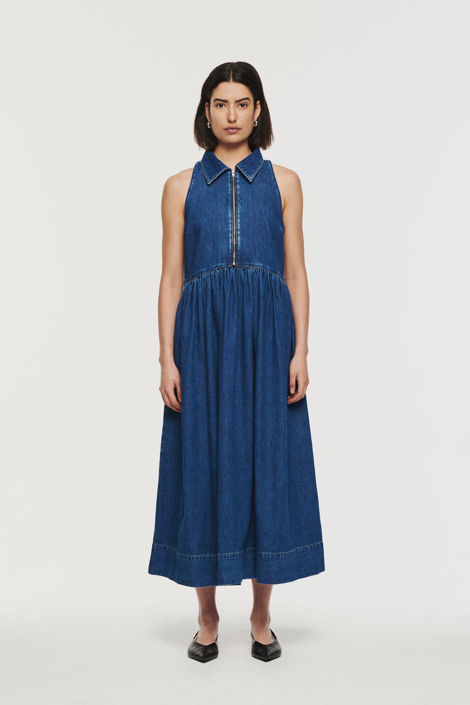 Introducing Gabi, a sleeveless version of our bestselling Gabriella dress. Designed in a flattering shape, it has an empire waistline, zip collar and mid blue tone. An easy-to-wear denim midi dress, it looks great when paired with flats for an effortless everyday look.