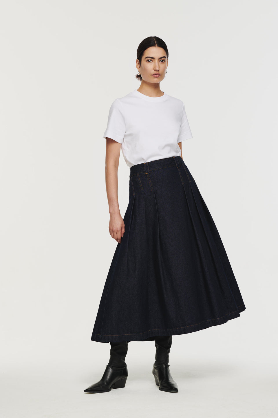 Aligne Mary is the denim version of our classic Kinga skirt. Finished with contrast top-stitching, full skirt and a flattering mid-rise waist, it's made for everyday wear. Complete the look with your favourite top for a casual look or pair with the co-ordinating MYLES denim jacket for a twist on the denim-on-denim trend.