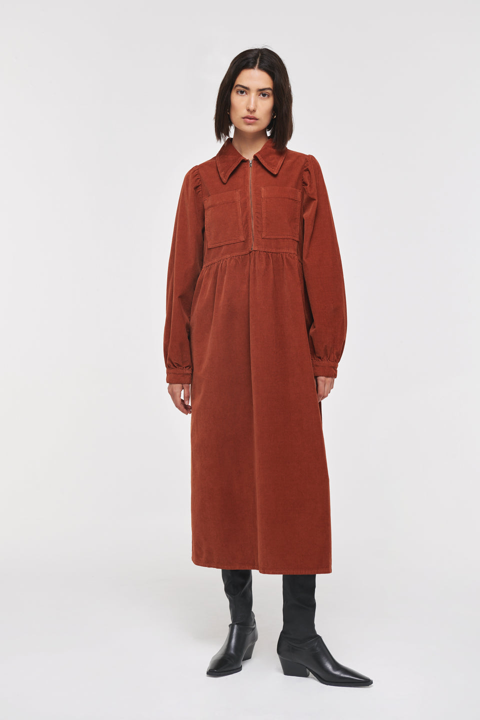 Gabriella, the bestselling ALIGNE dress, has had an autumn/winter make-over in our new true-to-size fit. It’s the kind of easy dress that always leaves you looking put-together, but without all the effort. Crafted from deadstock cord and finished in a beautiful, rich toffee shade, it’ll carry you through the cold(er) months. Complement with your favourite boots for an elevated look.